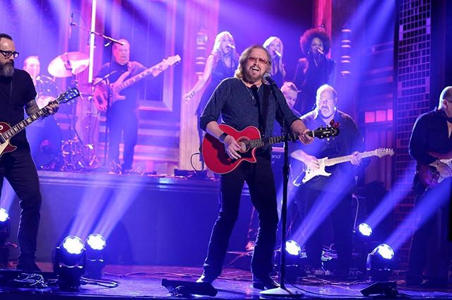 Who's watching @fallontonight this evening? Barry and his band are performing #InTheNow! Also, there might be a surprise sketch with Barry & @jimmyfallon! ? Andrew Lipovsky/NBC